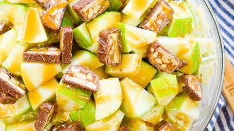 Peut être une image de pomme et texte qui dit ’SNICKER'S apple salad SNICK 1 package instant vanilla pudding mix ร SEIINS 11/2 cups milk 8 ounces frozen whipped topping 5 large Granny Smith apples 4 Snickers candy bars’